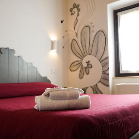 Moretti Village - B&B Чивитанова Марке Екстериор снимка