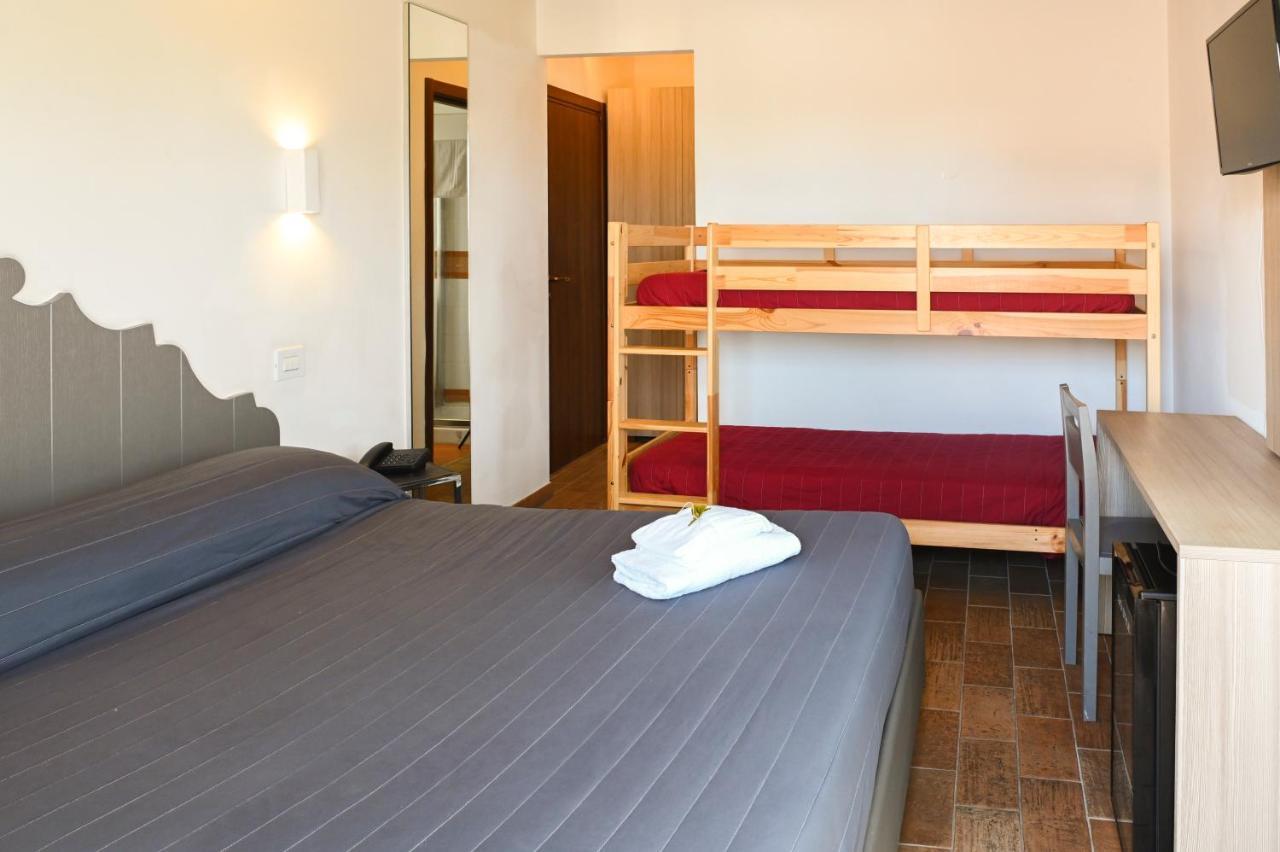 Moretti Village - B&B Чивитанова Марке Екстериор снимка
