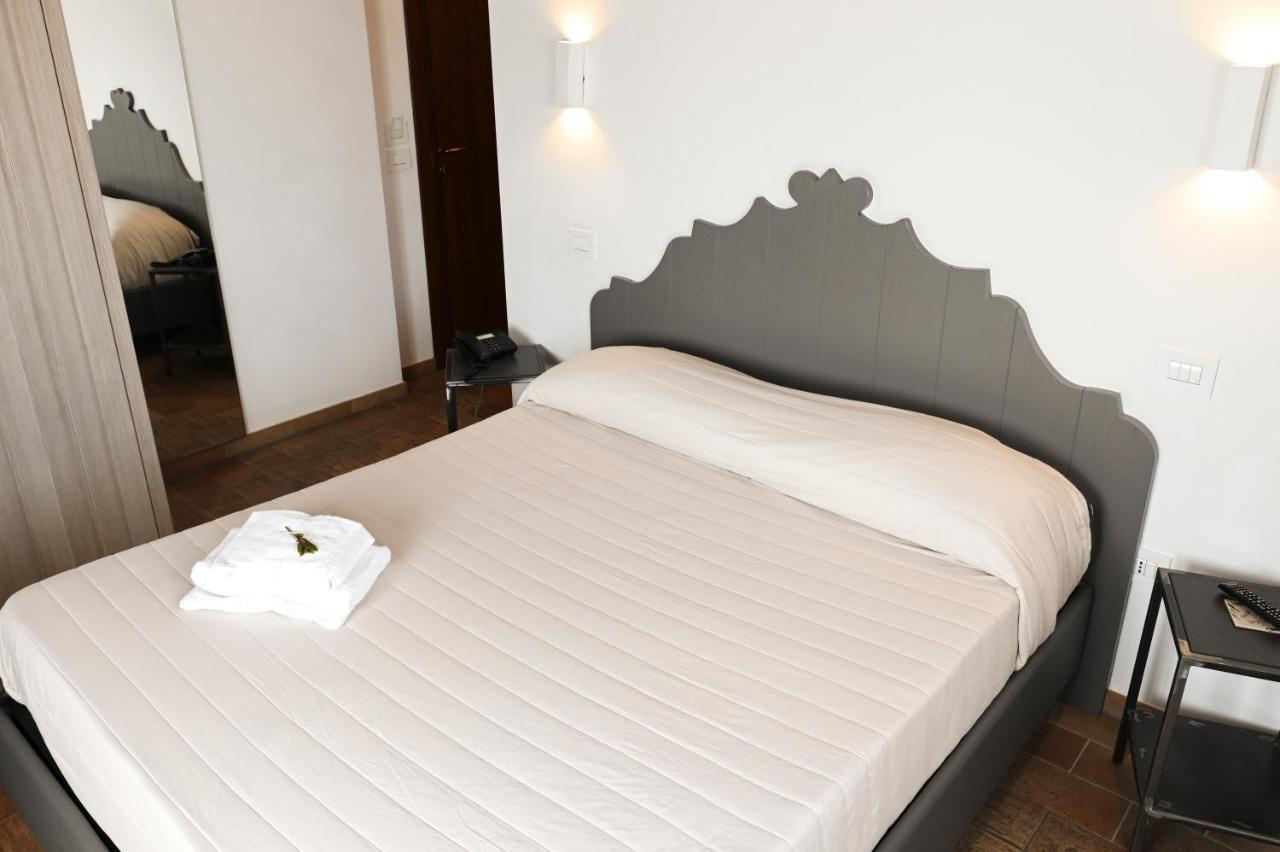 Moretti Village - B&B Чивитанова Марке Екстериор снимка